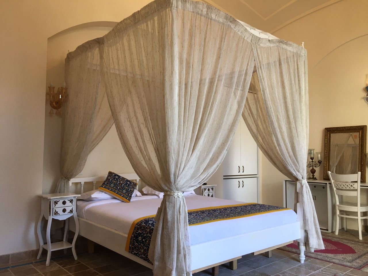 اقامتگاه سنتی آریانا - واحد دبل شاه نشین ۱۰۴