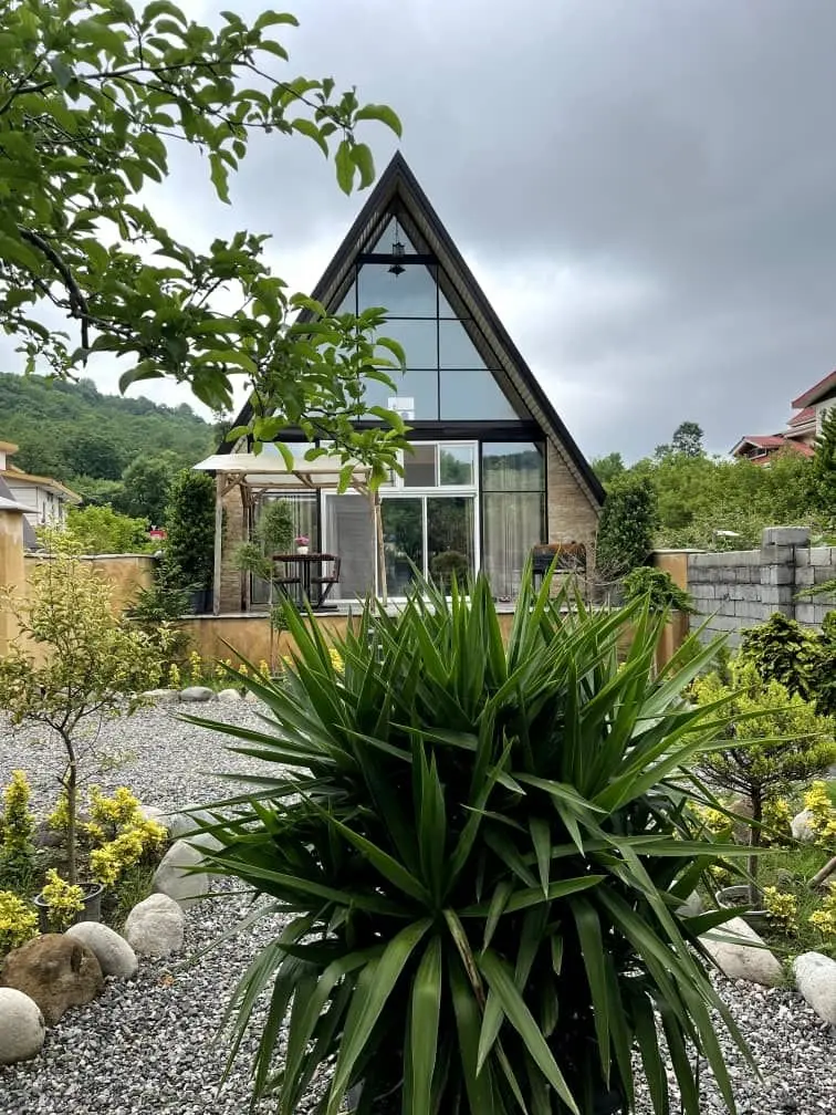 کلبه یک خوابه جکوزی دار شله دوهزار - نما جلو کلبه