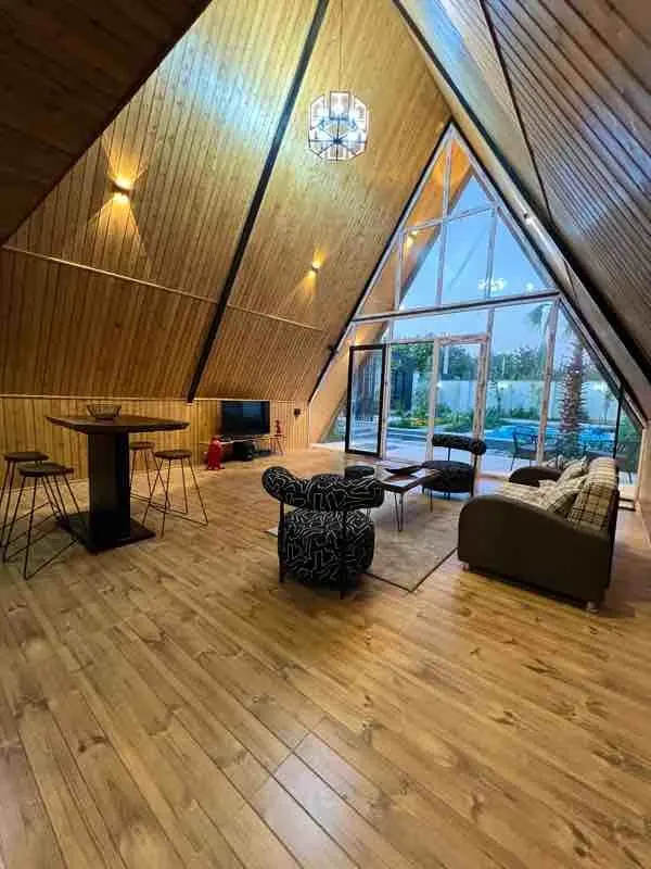 کلبه یک خوابه سوئیسی استخردار آبگرم‌ لارا - انتخاب عنوان تصویر