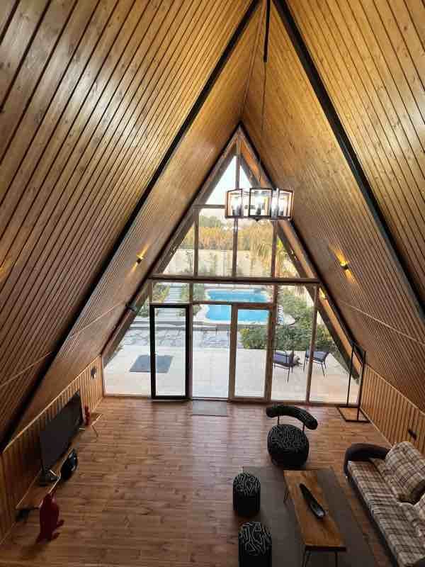 یک خوابه سوئیسی استخردار آبگرم‌ لارا