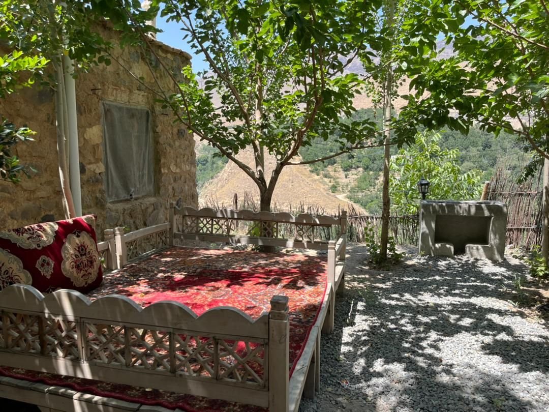 بوم گردی مزرعه لزور - واحد سنگی