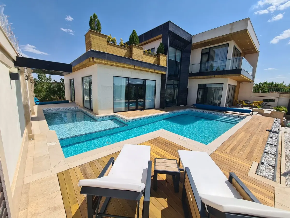 ویلا سه خوابه دوبلکس استخردار آبگرم عمارت آتلانتیس - ۱_ نما روز استخر شنا بیرون