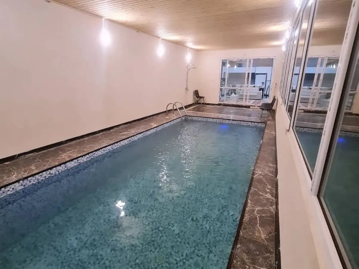 ویلا دوخوابه استخردار آبگرم آروشا 2 - نمای استخر از زاویه پنجره 