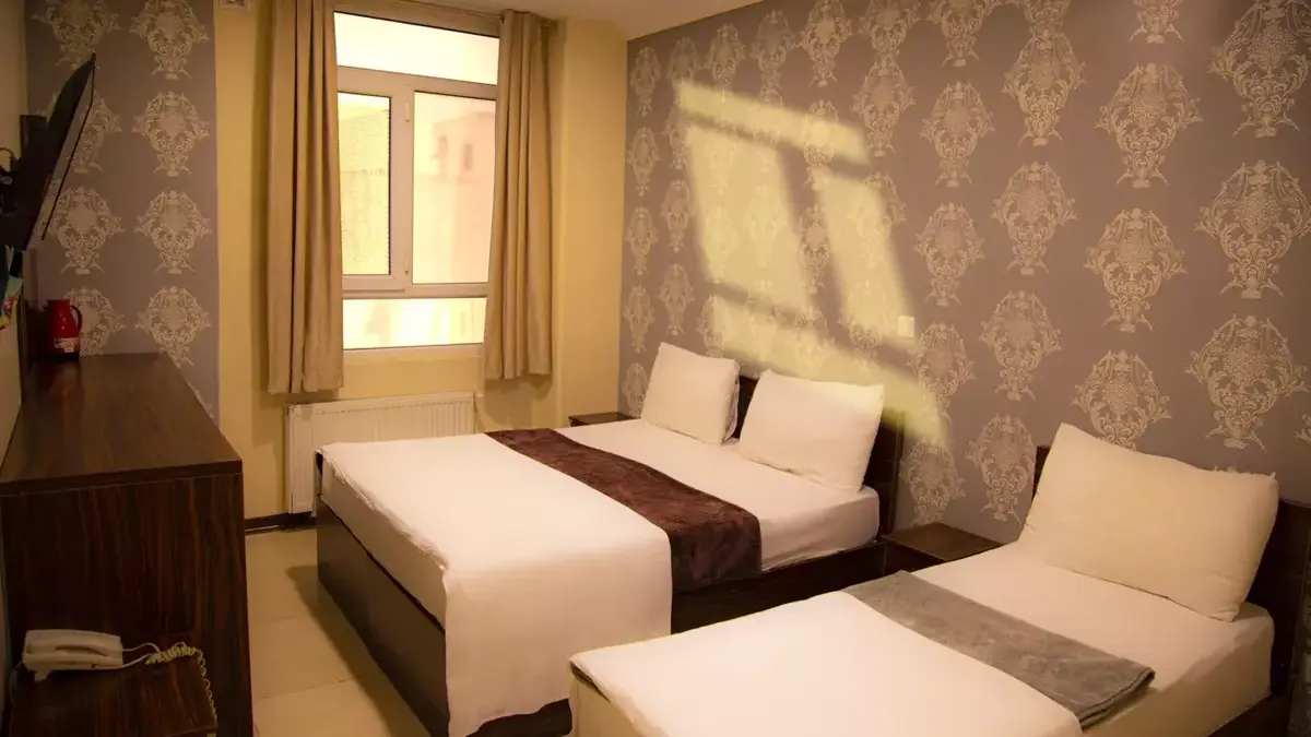 مسافرخانه نیکان مهر - واحد سه تخته 506