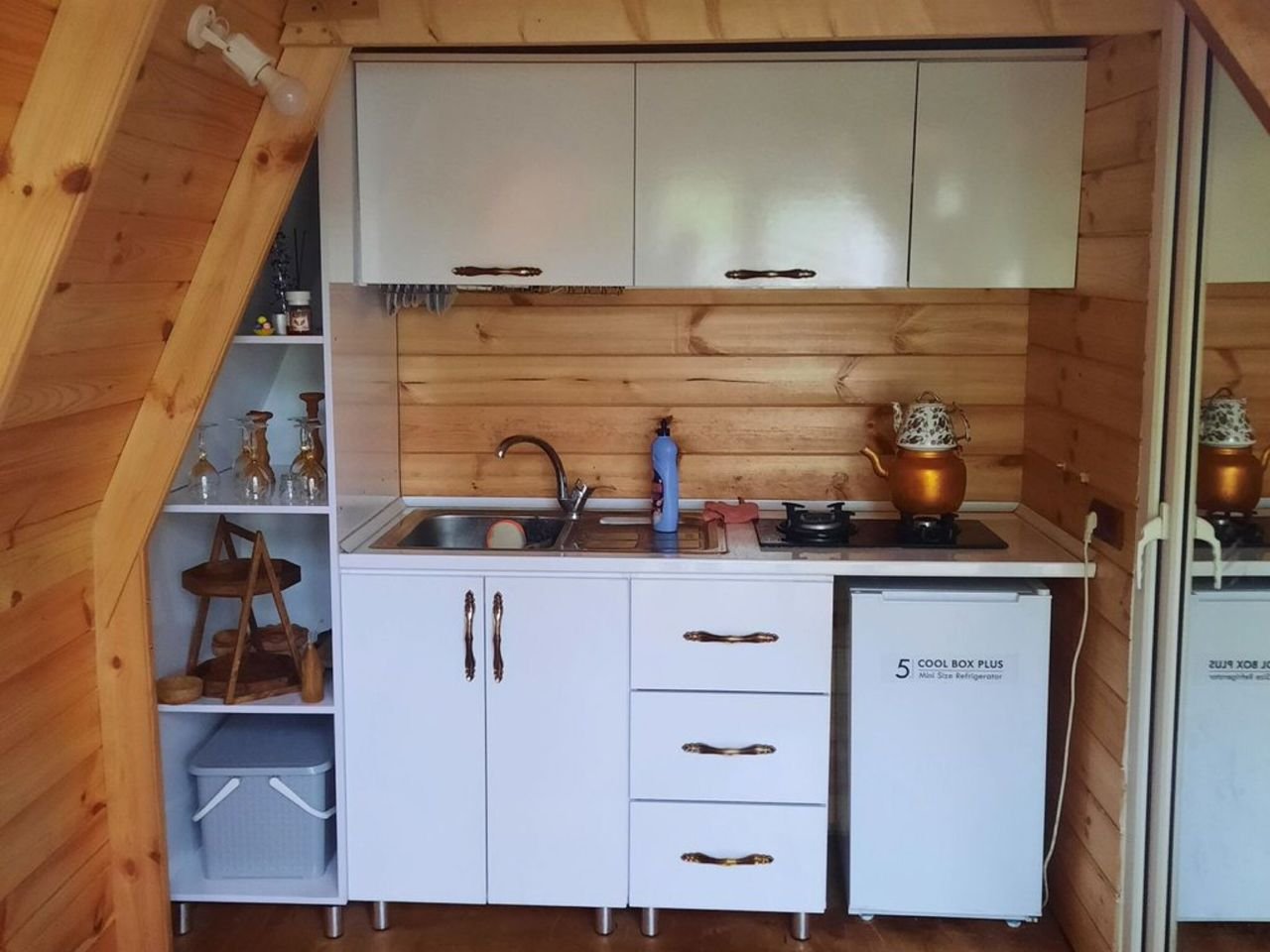 یک خوابه سوئیسی چوبی سبزی