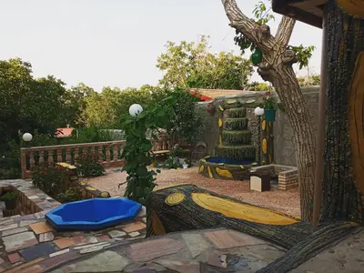 بومگردی دوخوابه باغچه سنتی آتاباغی