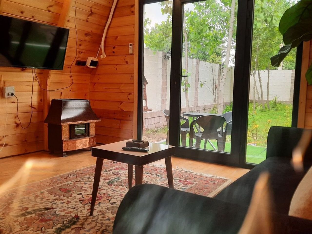 یک خوابه سوئیسی چوبی سبزی