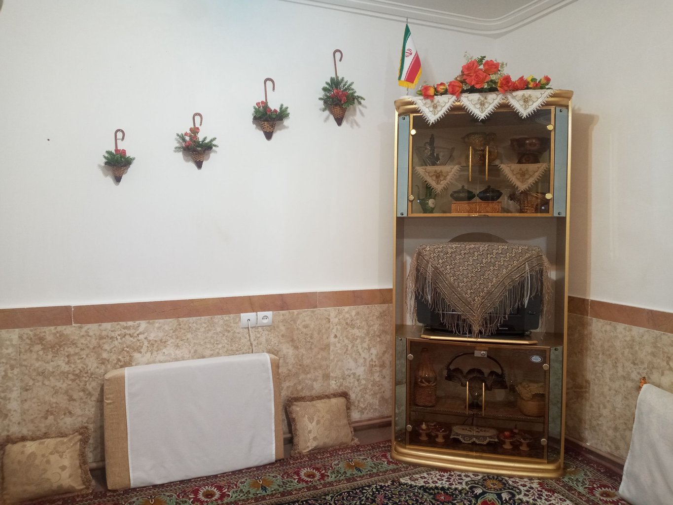 بوم گردی دوخوابه باغچه سنتی آتاباغی