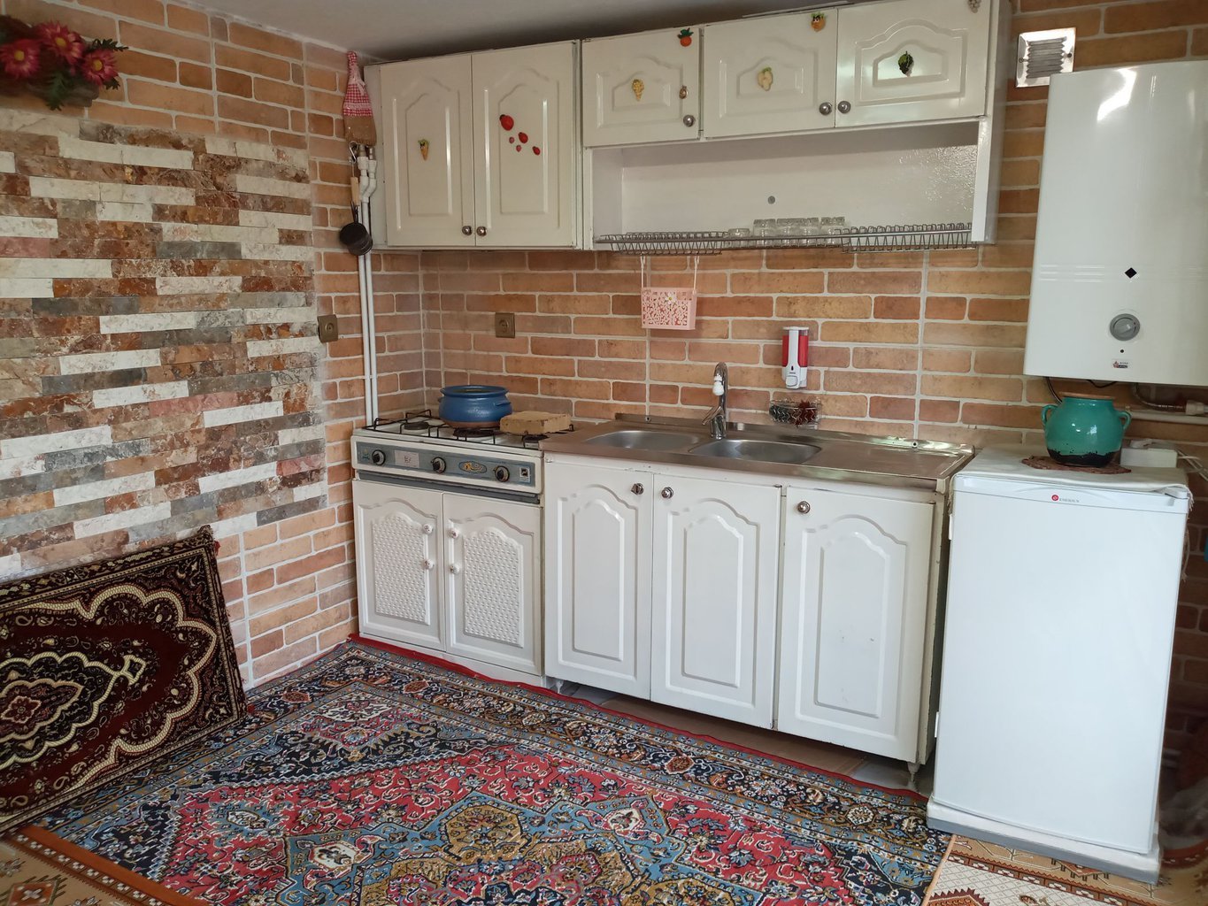 بوم گردی دوخوابه باغچه سنتی آتاباغی