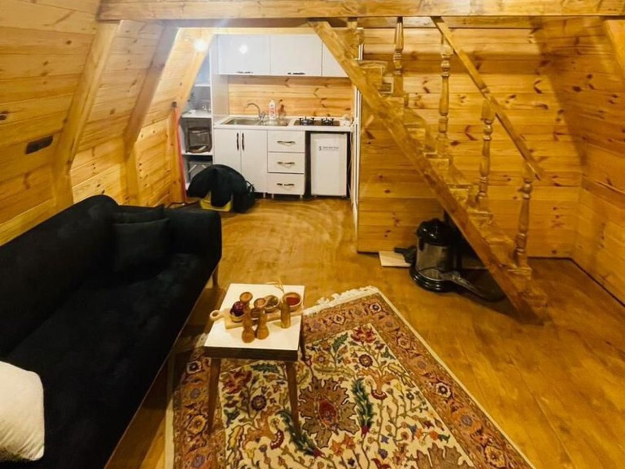 یک خوابه سوئیسی چوبی سبزی