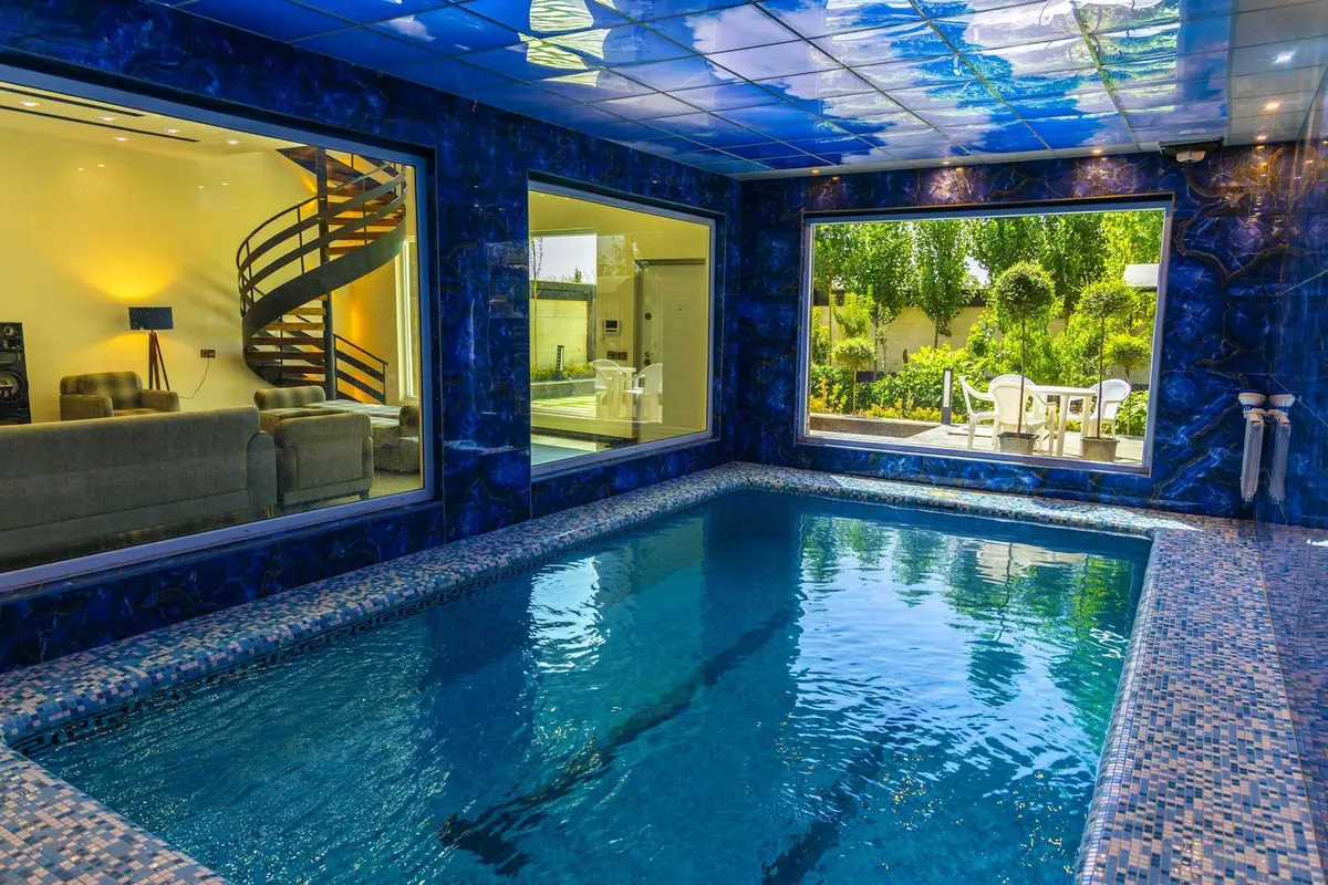 ویلا دوخوابه دوبلکس استخردار آبگرم لاوین لند - استخر سرپوشیده اب گرم داخل سالن 