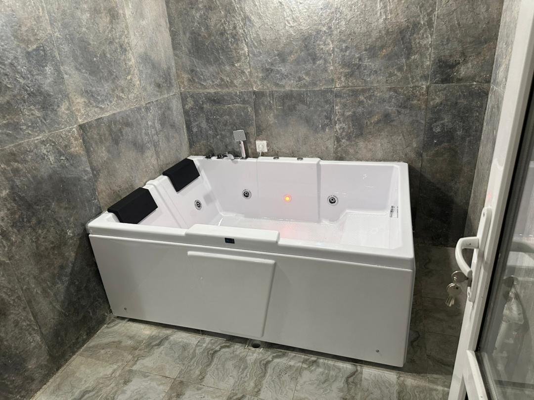 فلت جکوزی دار لاله شرقی جنت آباد 3