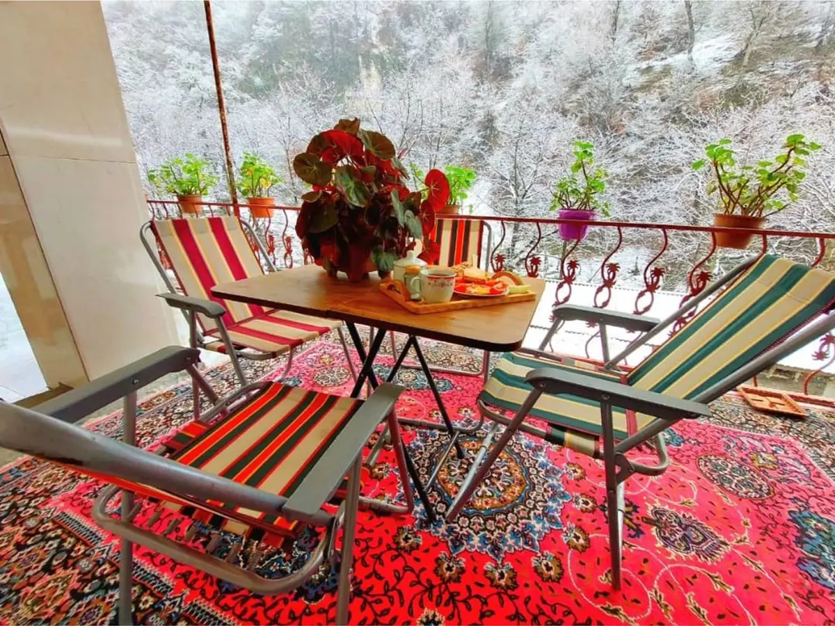 ویلا دوخوابه جنگلی رایان 2 - تراس بی‌نظیر ویلا عکس زمستانی