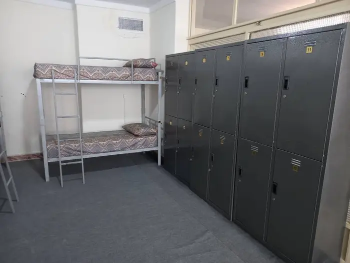 هاستل ویژه آقایان - واحد شش تخته 2 انقلاب