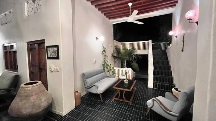 بوم گردی پنج خوابه ساحلی استخردار نخلستون