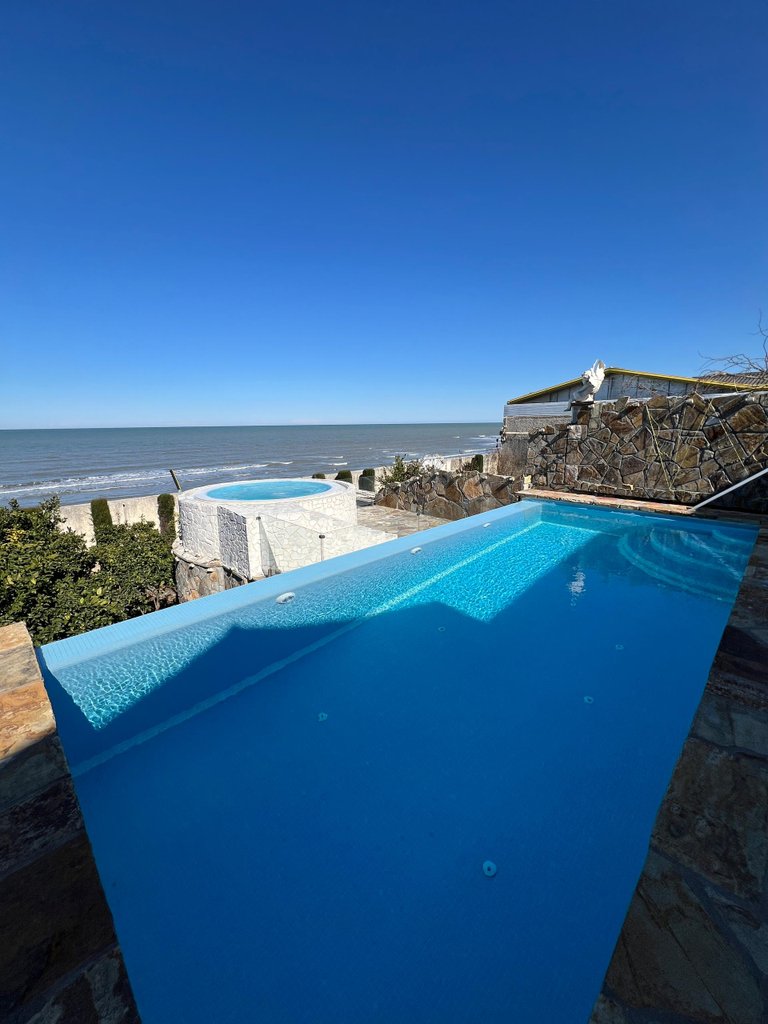 ویلا چهارخوابه ساحلی استخردار آبگرم دلستان