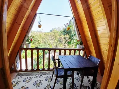 کلبه یک خوابه چوبی سوئیسی ارغوان