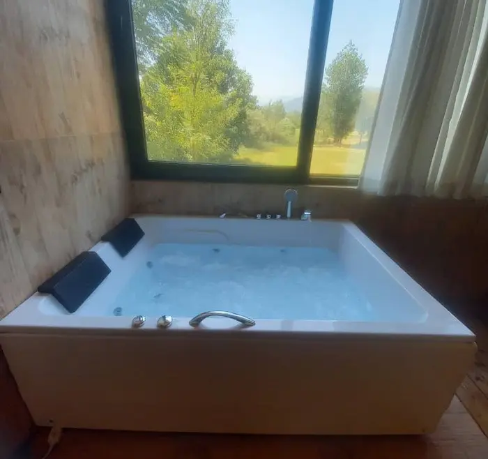 کلبه دوخوابه سوئیسی جکوزی دار چوبی شمس - ر