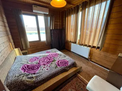 کلبه دوخوابه ساحلی چوبی استخردار آبگرم دلستان 2
