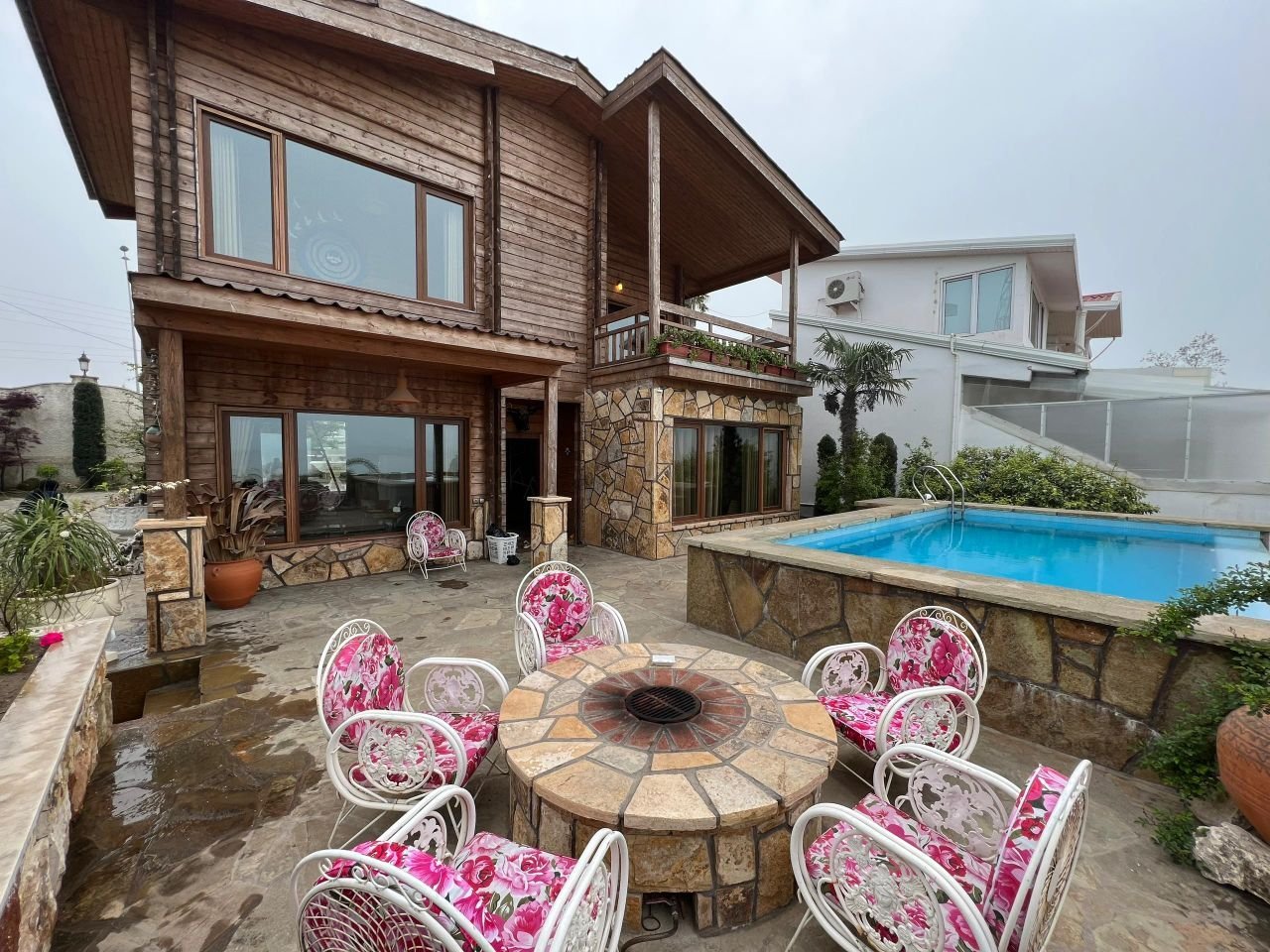 کلبه دوخوابه ساحلی چوبی استخردار آبگرم دلستان 2