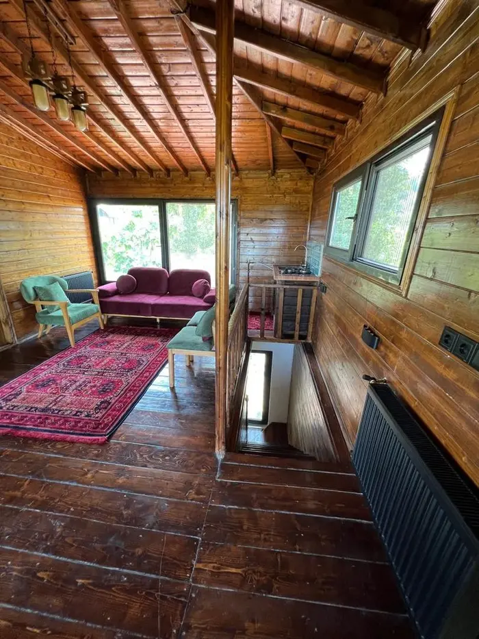 کلبه دوخوابه جکوزی دار برکه - نشیمن بالا