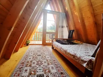 کلبه یک خوابه چوبی سوئیسی ارغوان