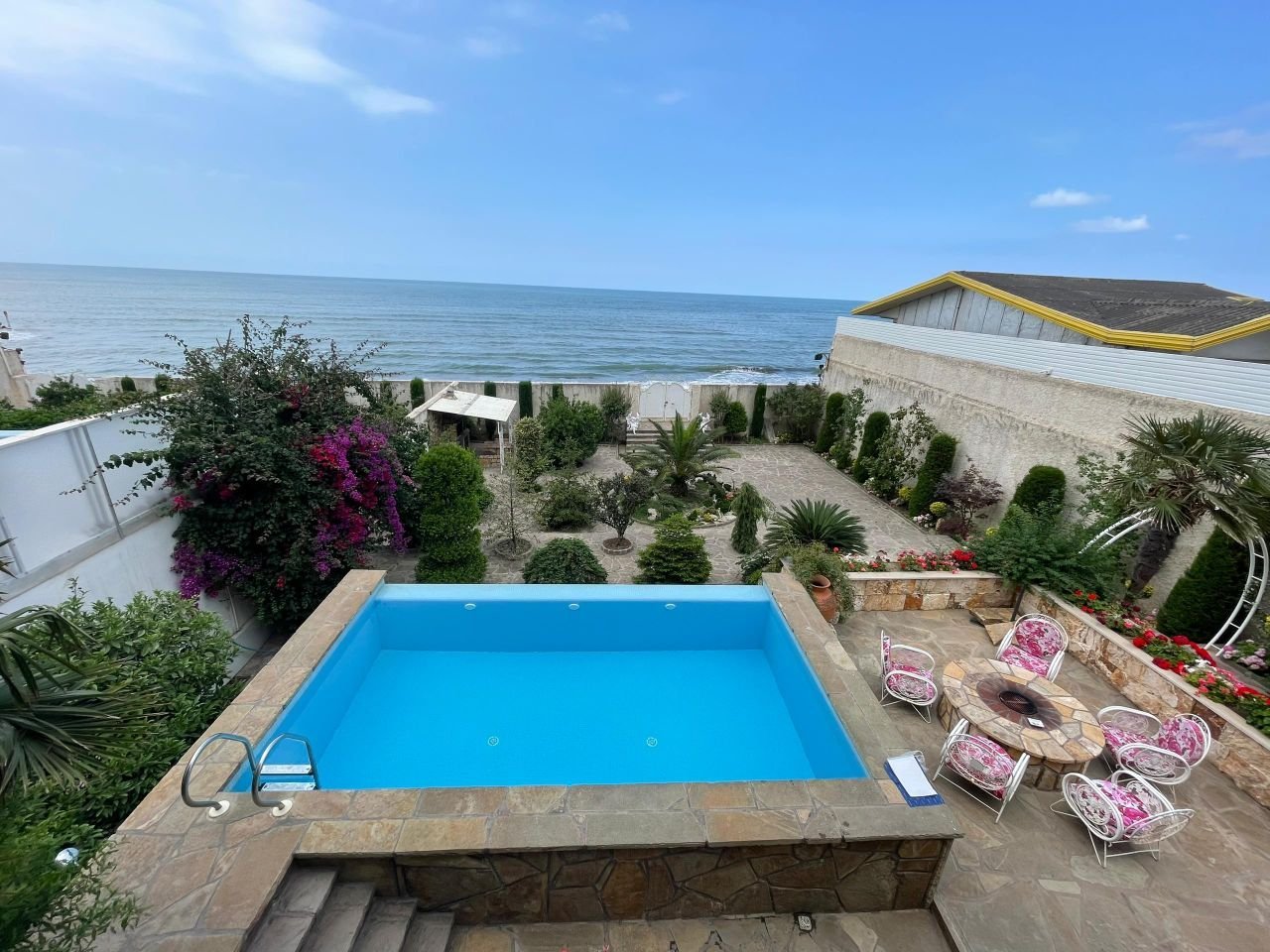 کلبه دوخوابه ساحلی چوبی استخردار آبگرم دلستان 2