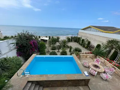 کلبه دوخوابه ساحلی چوبی استخردار آبگرم دلستان 2