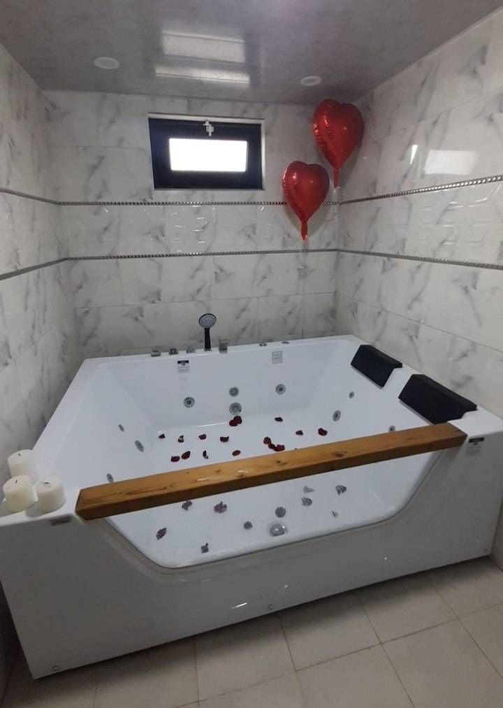 یک خوابه سوئیسی جکوزی دار مونترو