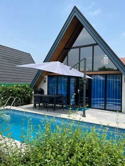 کلبه دوخوابه سوئیسی استخردار گاردن ویلا 2