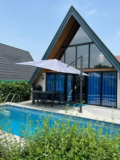 کلبه دوخوابه سوئیسی استخردار گاردن ویلا 2