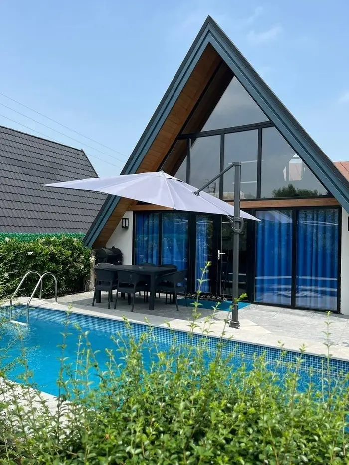 کلبه دوخوابه سوئیسی استخردار گاردن ویلا 2