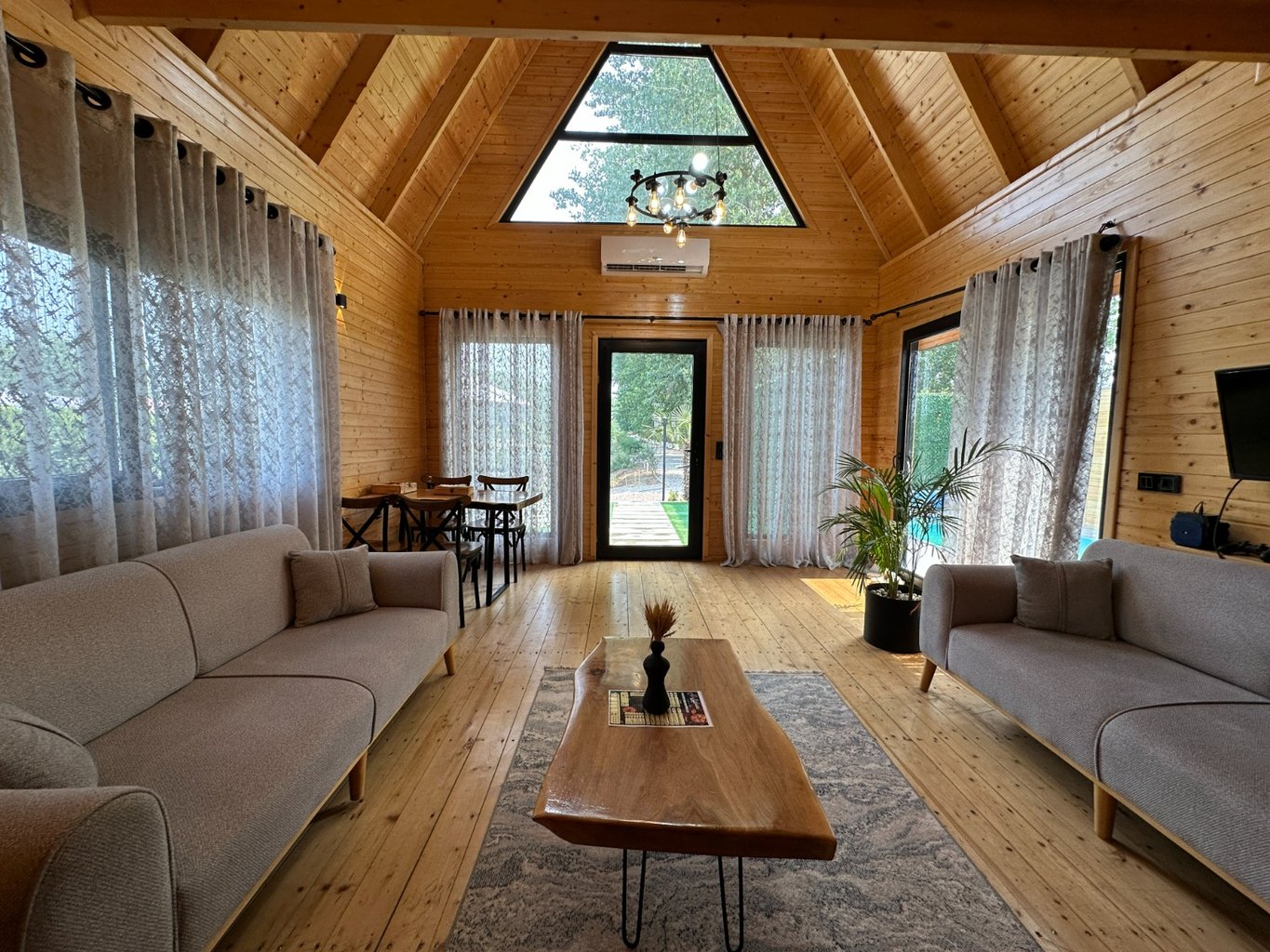 یک خوابه استخردار آبگرم برکه