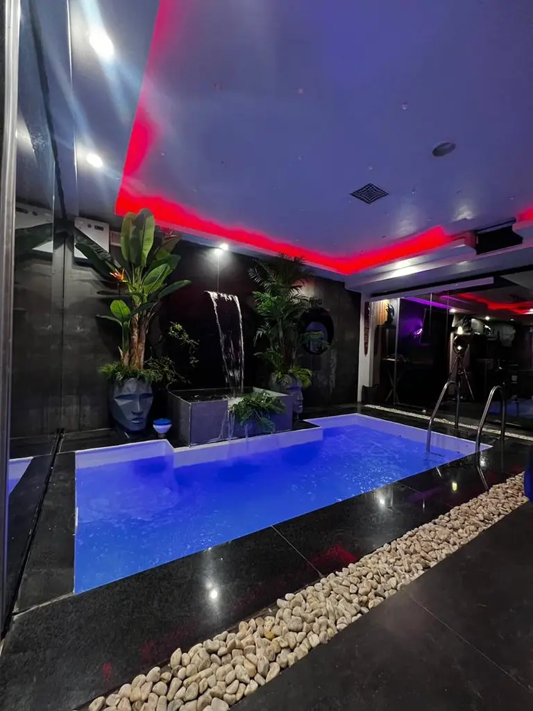 آپارتمان یک خوابه استخردار آبگرم سی دستگاه پونک