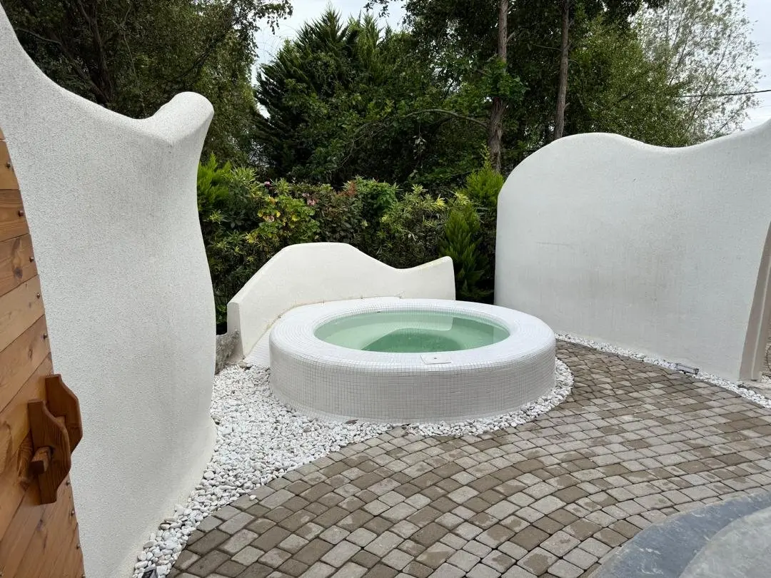 ویلا بوتیک هتل جان یک خوابه جکوزی دار سایه