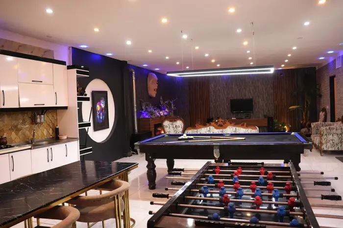 ویلا سه خوابه استخردار آبگرم امیردل - سالن زیبا و تکمیل مجهز به فلش بک