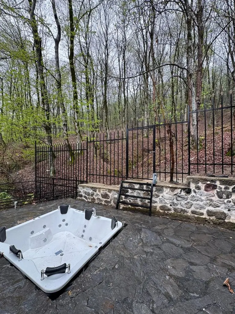 کلبه دوخوابه جکوزی دار جنگلی آبادیس 2