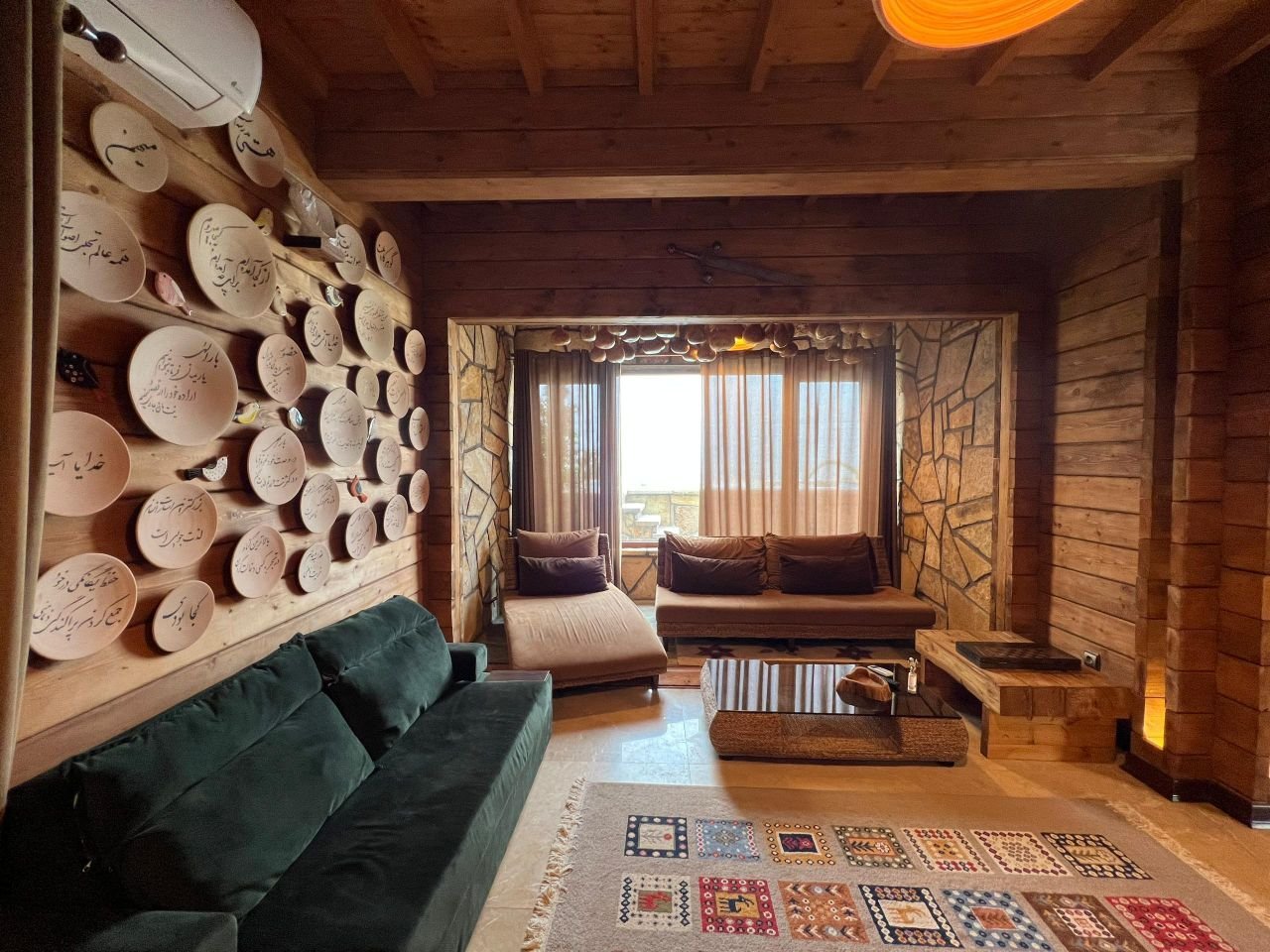 کلبه دوخوابه ساحلی چوبی استخردار آبگرم دلستان 2