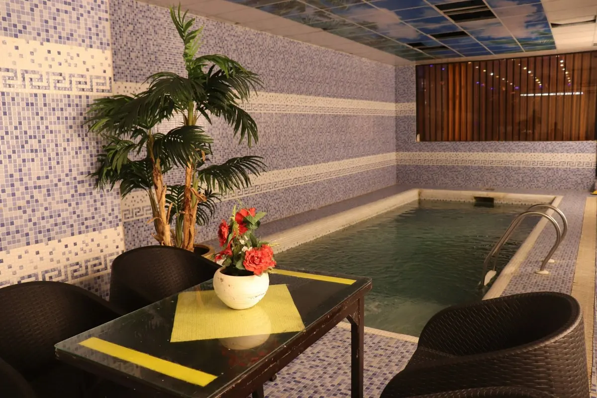 ویلا سه خوابه استخردار آبگرم امیردل - دارای میز استخری و استخر مستر میباشد و دارای استخر کودک در داخل استخر