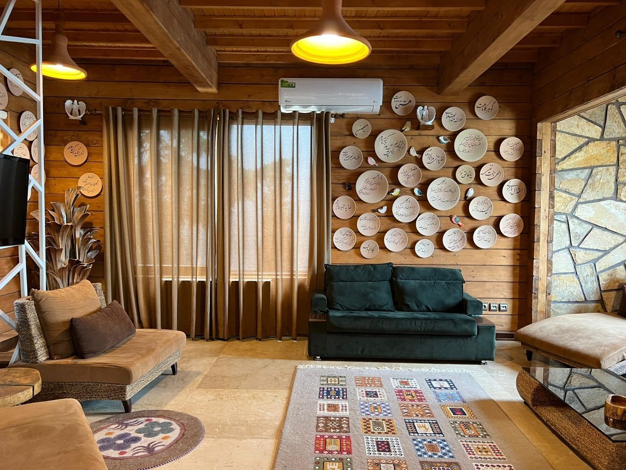 کلبه دوخوابه ساحلی چوبی استخردار آبگرم دلستان 2