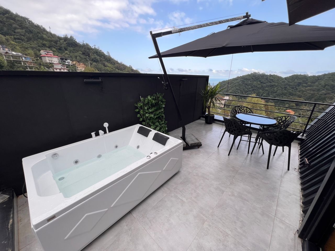 دوخوابه سوئیسی جنگلی جکوزی دار جواهر