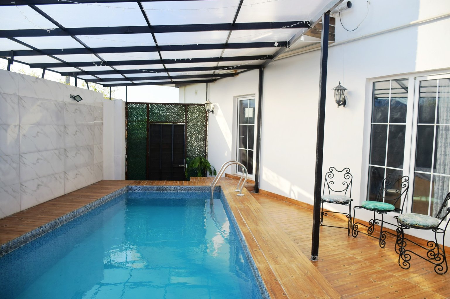 ویلا سه خوابه دوبلکس استخردار آبگرم آسایش 77