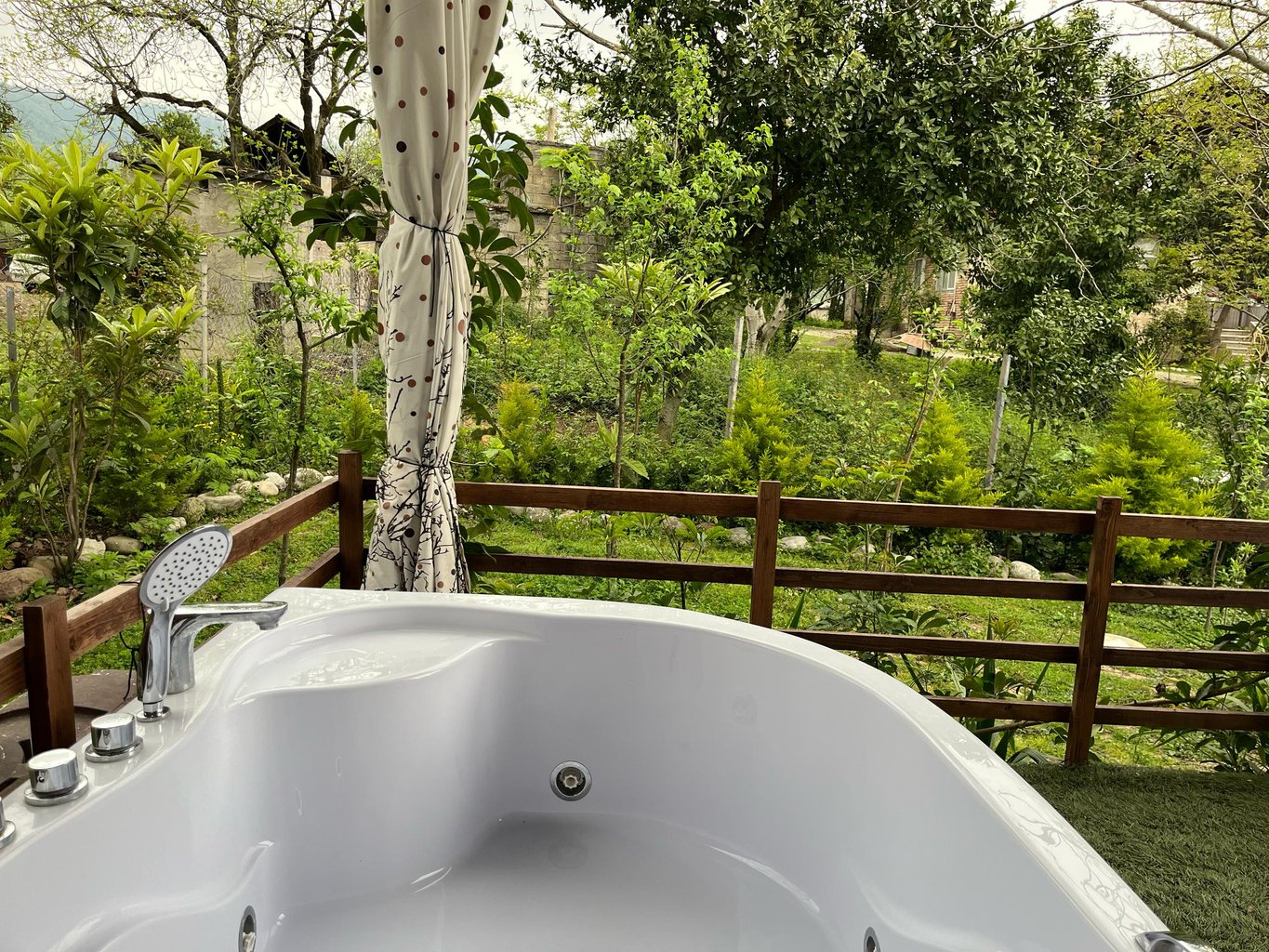 دو خوابه سوئیسی چوبی جکوزی‌دار هیرکان