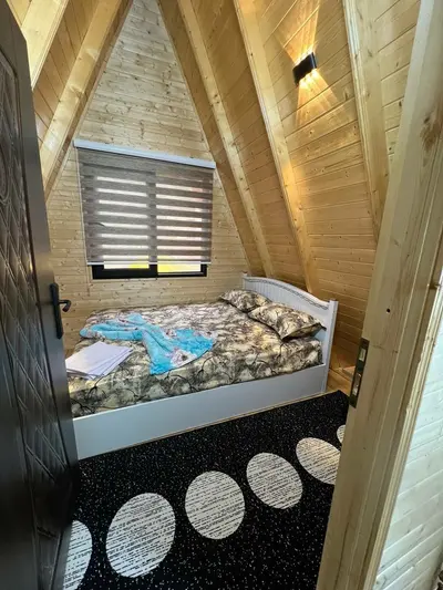 کلبه دوخوابه جکوزی دار سوئیس لند 2