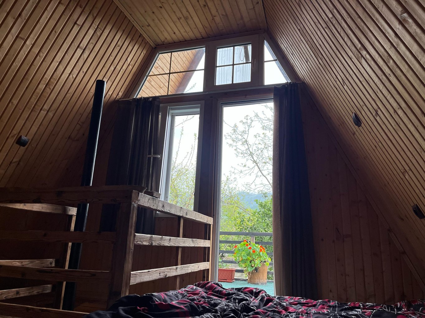 کلبه کلبه سوئیسی چوبی استخر‌دار هیرکان