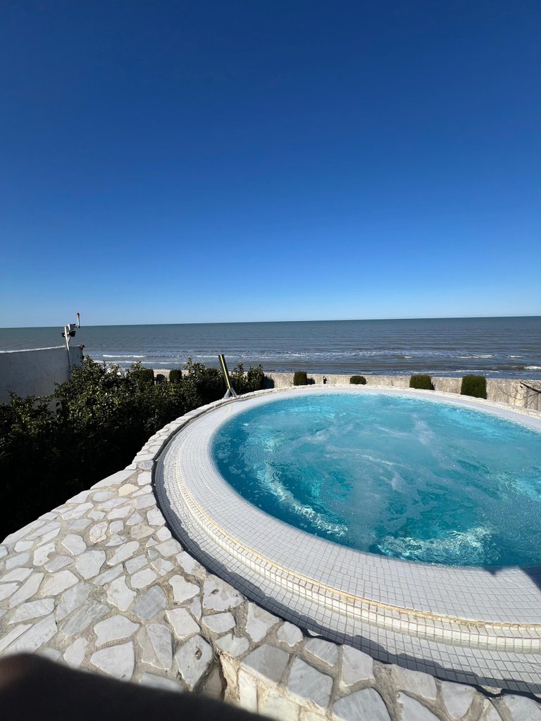 ویلا چهارخوابه ساحلی استخردار آبگرم دلستان