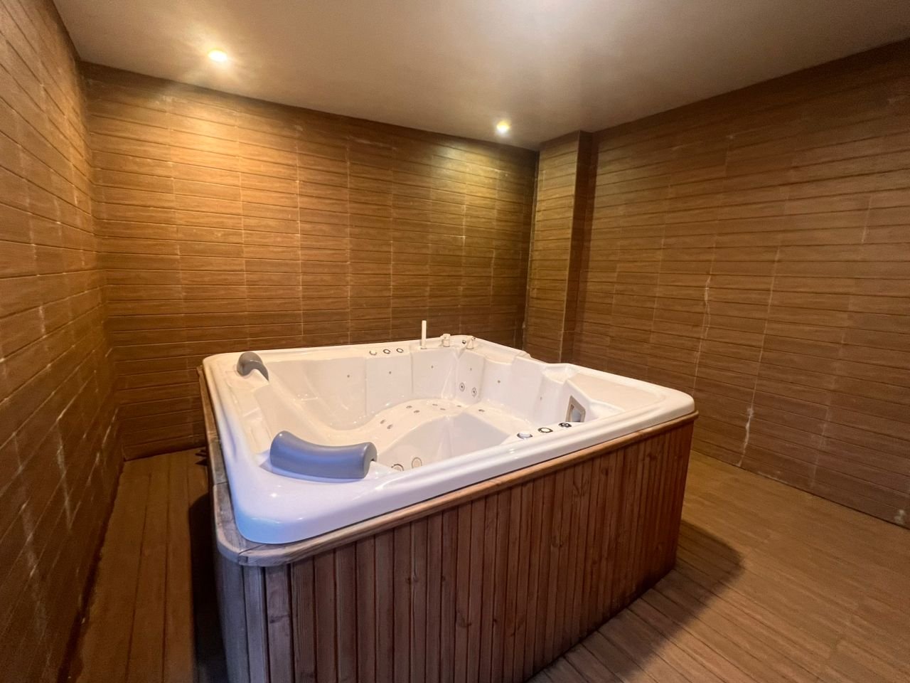 یک خوابه جکوزی دار ملیسا