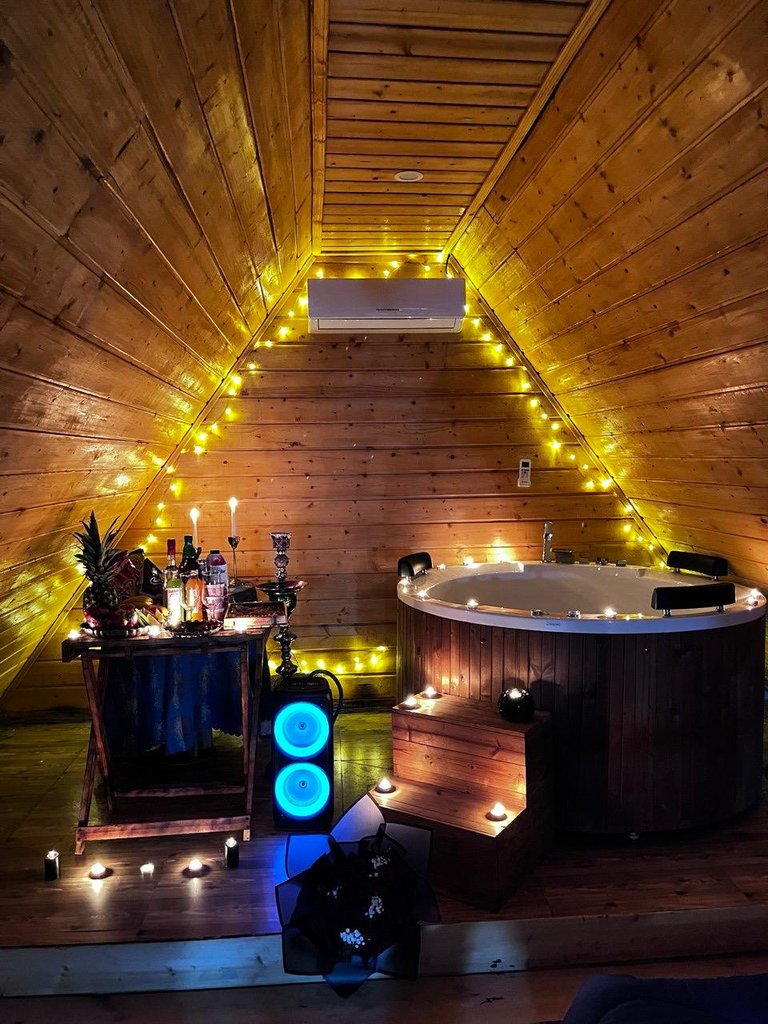 کلبه دوخوابه سوئیسی جکوزی دار شاهان