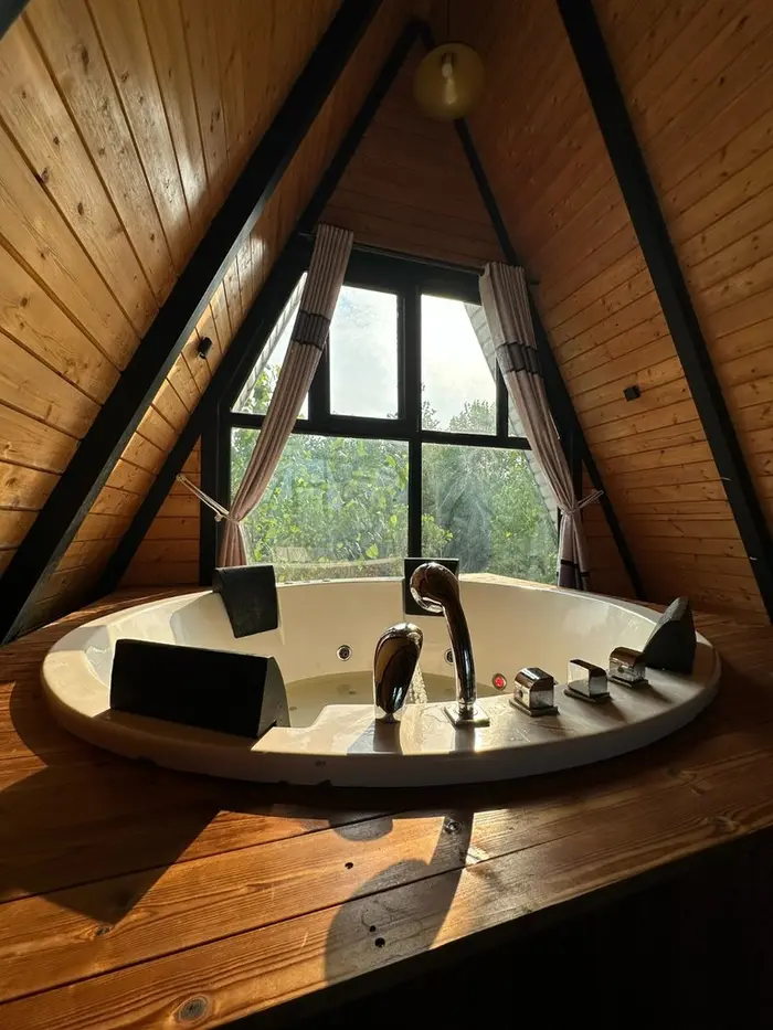 کلبه دوخوابه چوبی جکوزی دار مهیار