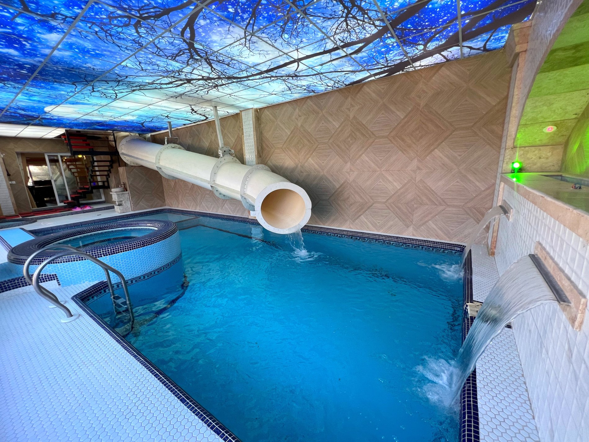 دوخوابه استخردار آبگرم سرسره آبی